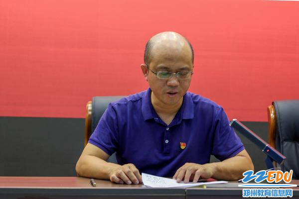 2副校长王宏亮宣读《关于授予林金生、张继波、钟宁等15名同志校园“学习强国”学习标兵荣誉称号的决定》