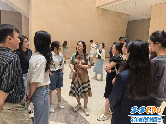 2王金凤老师介绍本次展览
