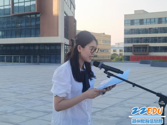 徒弟代表武念炆老师发言