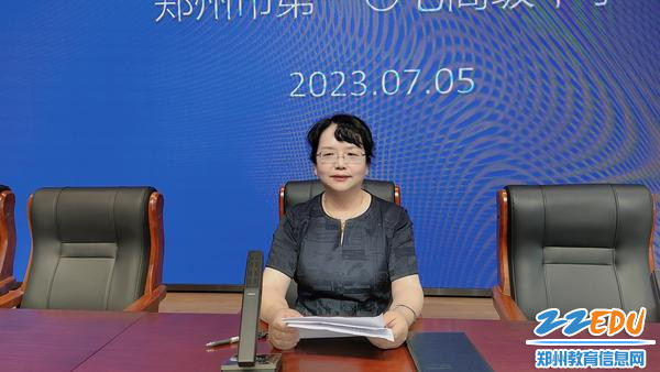 张献雨校长希望老师们争做学校发展的奋进者、攻坚者