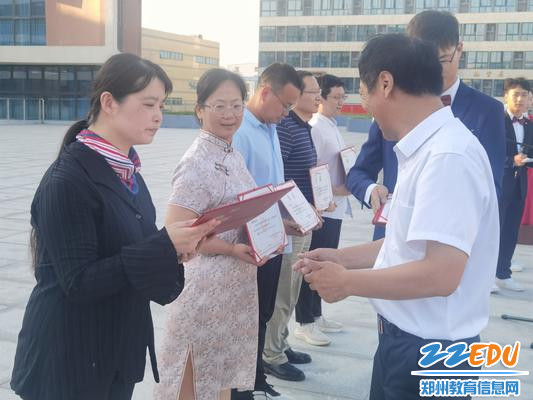 校领导为指导老师们颁发证书