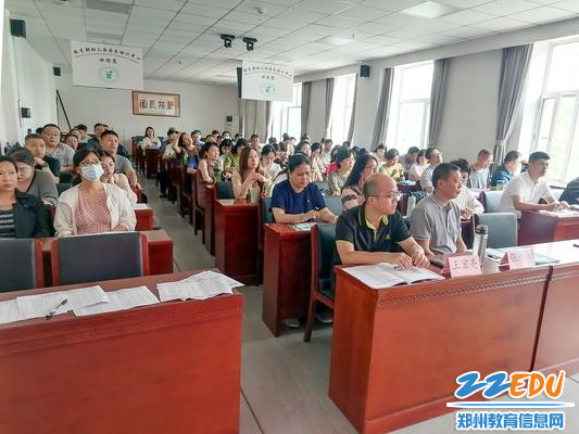 1参训教师认真听讲