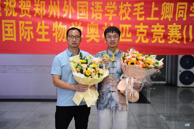 毛上卿和班主任吴鹏合影
