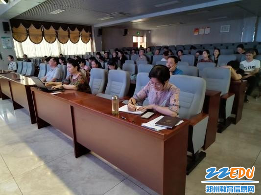 2老师们认真聆听汇报