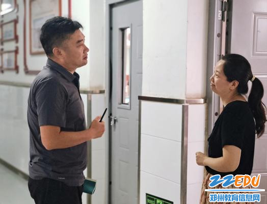 副校长谢涛为教师评课