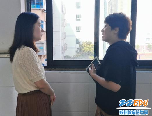 教务主任张爱萍为教师评课