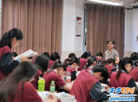 校长都亚萍为学生进行精彩授课
