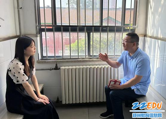 党委书记付强为青年教师评课