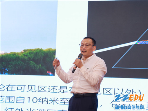 东北师范大学物理学院教学院长王春亮开展讲座