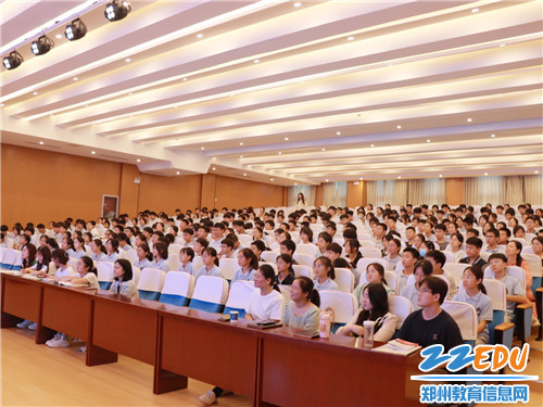 讲座现场，学生们认真聆听