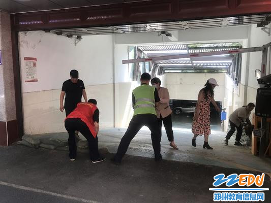 5地下车库门口防汛演练