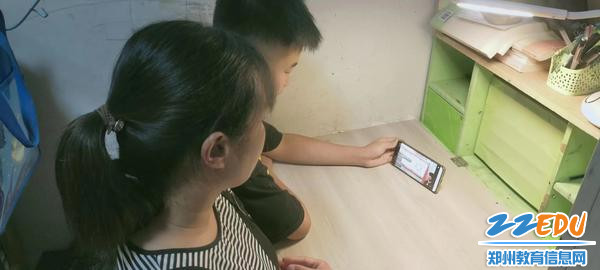 家长与学生共同观看讲座2