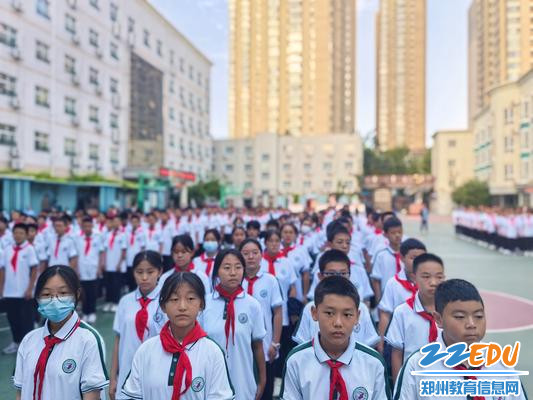 同学们认真聆听