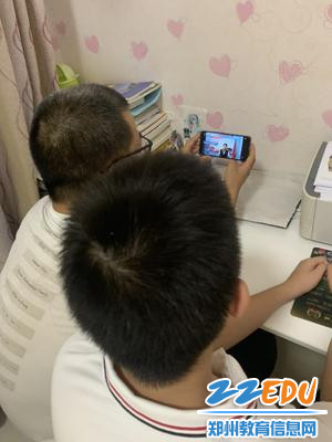 家长与学生共同观看讲座