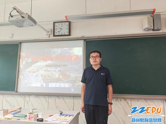 各班利用大课间开展纪念“九一八事变”主题班会活动
