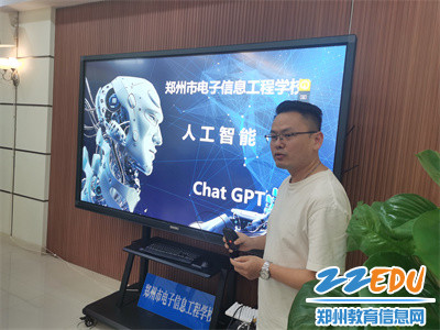 6.刘刚老师向领导们介绍信息技术教学软件