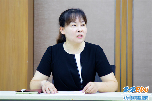 2教科室主任姜春春主持活动