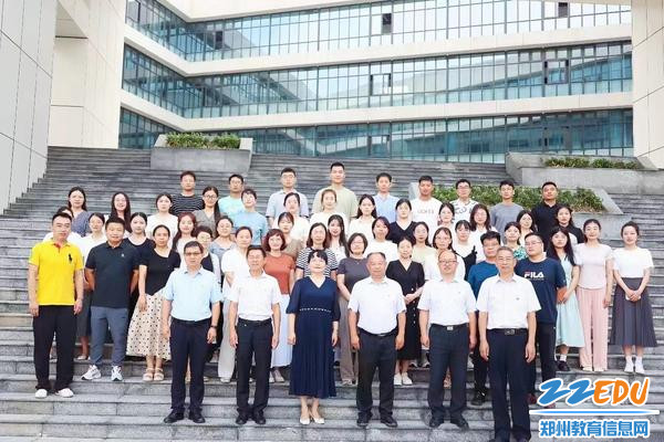 学校领导班子、指导教师与青年教师合影