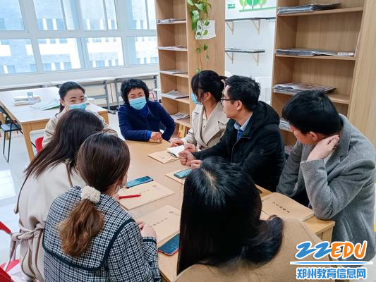 3.课题组成员召开班级管理日常会议，校长韦艳春给予工作指导