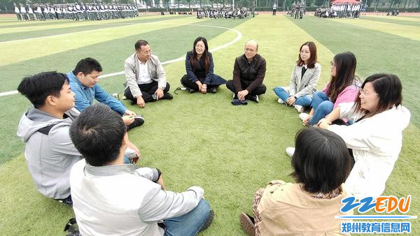 4.课题组召开运动场上的德育故事会，副校长王宏亮与大家座谈