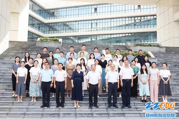 学校领导班子与青年教师合影