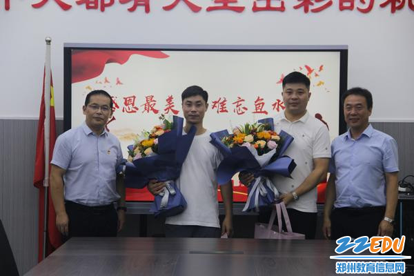 向退伍军人教师鲜花