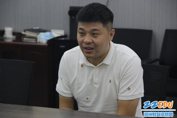 退伍军人教师王远远、梁雪胜分别发言