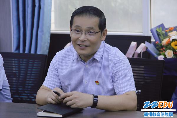 党委书记、校长牛红国向退伍军人教师表示感谢