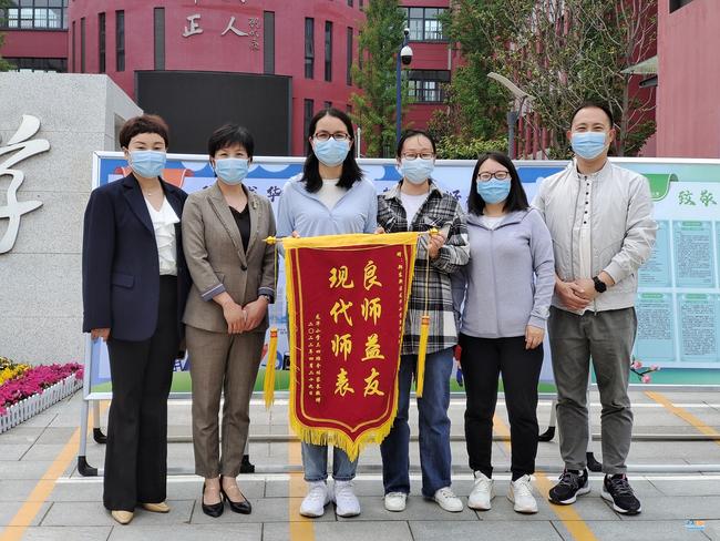 家长代表向郭倩老师赠锦旗