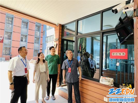 5督导组查看监控设备运行情况