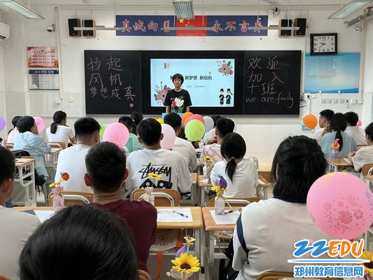 高一（10）班学生苑子涵用流利英文进行了自我介绍