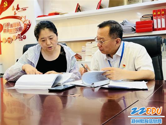 3.2督导组查阅幼儿园安全工作档案资料