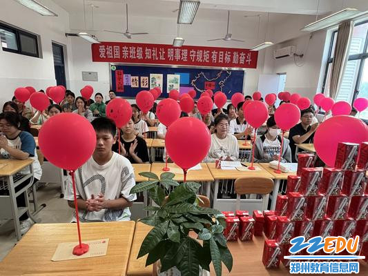 高一（10）班班主任张志华用棒棒糖粘贴而成的中国地图