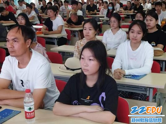 认真听讲的学生和家长