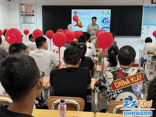 高一（7）班班主任穆帅荣老师用慷慨激昂的开场白拨动学生的心弦