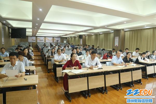 教师专业发展共同体全体成员认真听讲