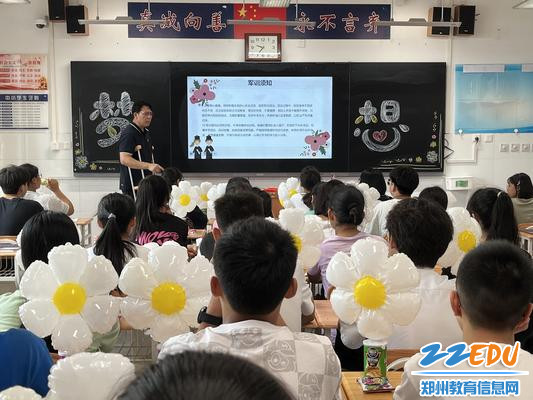 高一（9）班班主任杨文杰进行军训动员讲话
