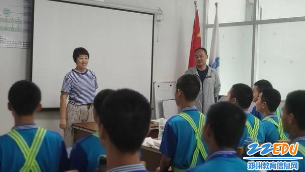 3.张莹校长看望、慰问参与飞行活动的师生