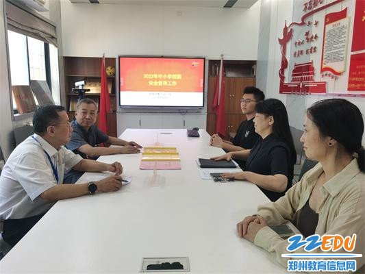 1.郑州市教育局责任督学魏勇和赵鹏杰督导郑州市教工幼儿园校园安全