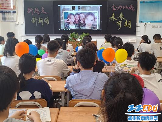 高一（5）班新生学唱《真诚向善，永不言弃》校歌