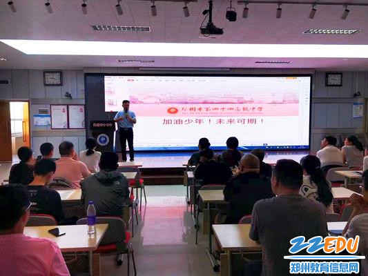 副校长刘长庚与各位学生家长交流学校艺术生培养方向