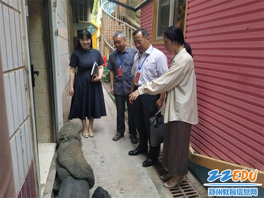 3.督学查看幼儿园院内防汛准备情况