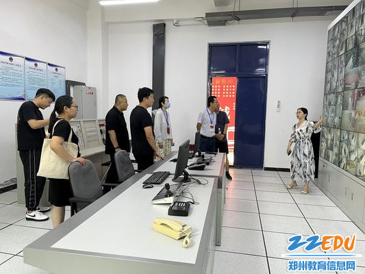 督导组一行详细查看监控实时画面，强调不留盲区