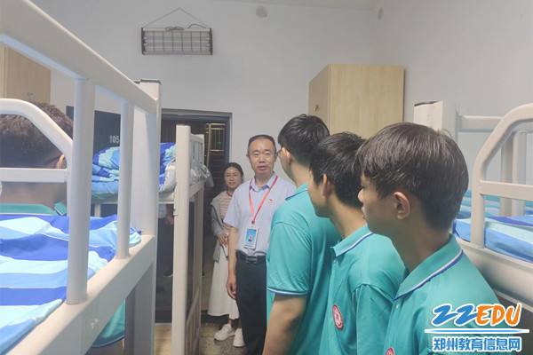 1学校党总支书记、校长马海峰带领干部与新生亲切交流_副本