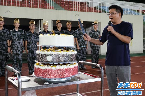 4袁伟民副校长代表学校为过生日的同学送上生日祝福