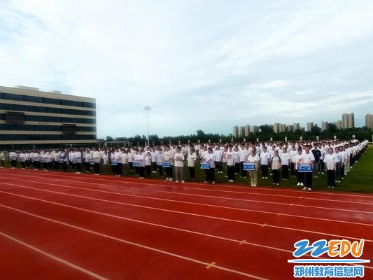 学生操场集合，开展纪律管理大会