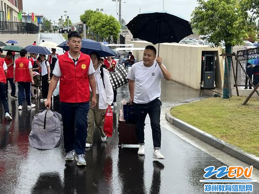 学长学姐积极投入志愿服务，成为校园最美的风景。