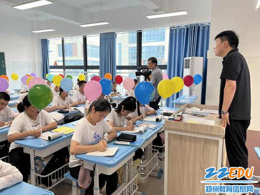 班主任组织学生学习新生入学手册开展入学教育