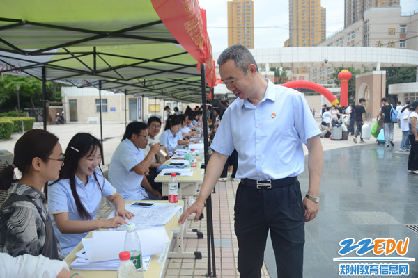 6学校党总支书记、校长马海峰看望迎新工作人员_副本