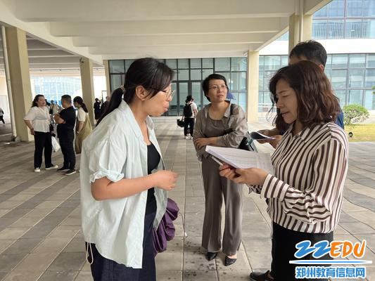 校园内设有教师咨询台，教务处丁慧平主任为家长答疑解惑